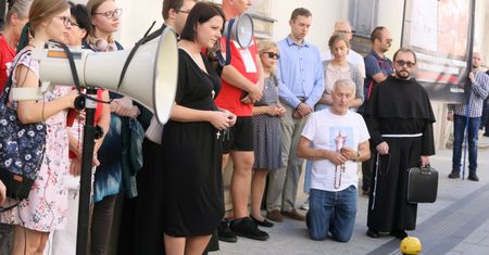 "Publiczny Różaniec" Kai Godek. Lekarka przerwała wydarzenie