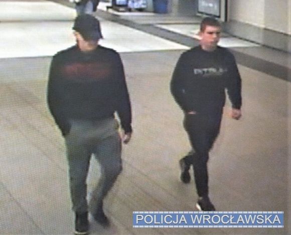 Wrocław. Znasz ich? Są poszukiwani przez policję w związku z rozbojem