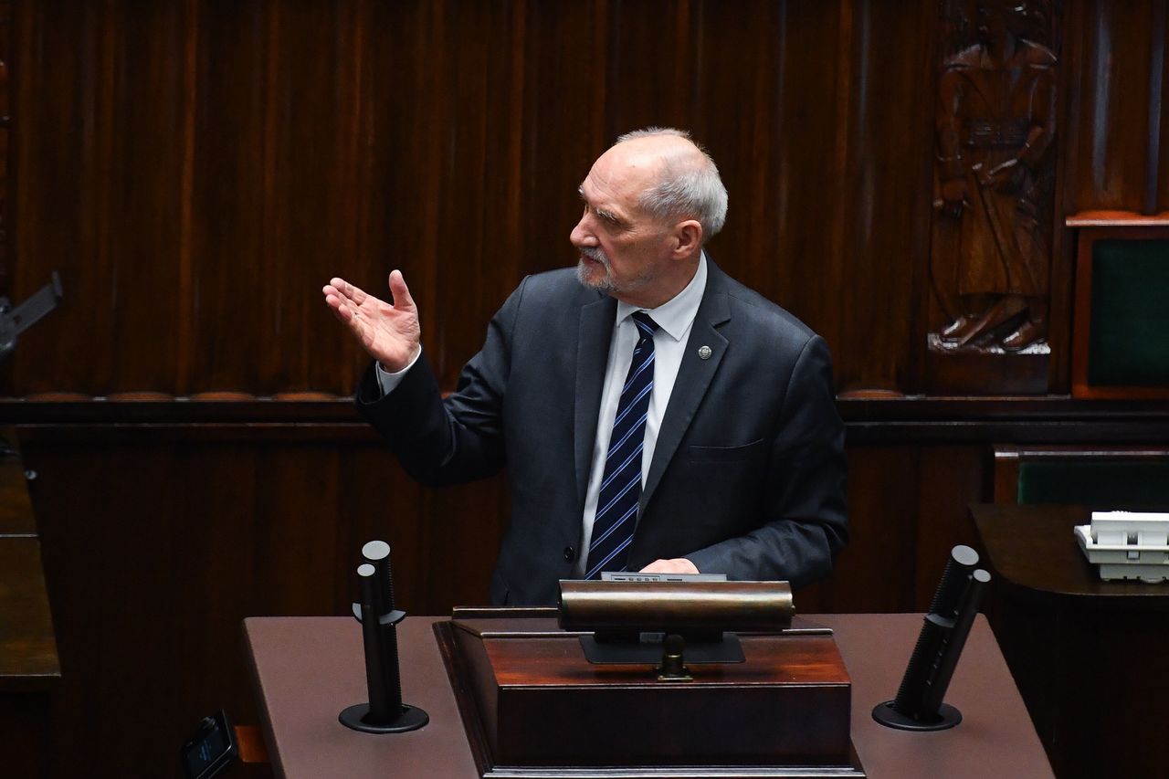 "Panie ministrze, proszę opuścić mównicę". Macierewicz się rozpędził