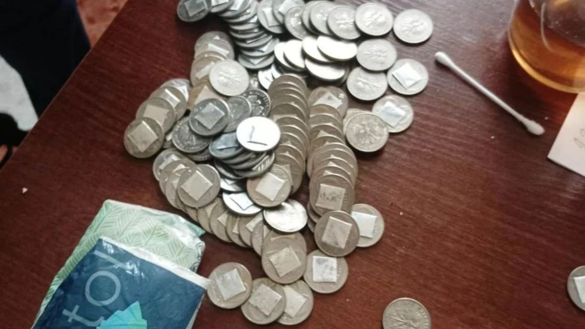 54-latek przerabiał stare monety. Wpadł w autobusie w Kielcach.