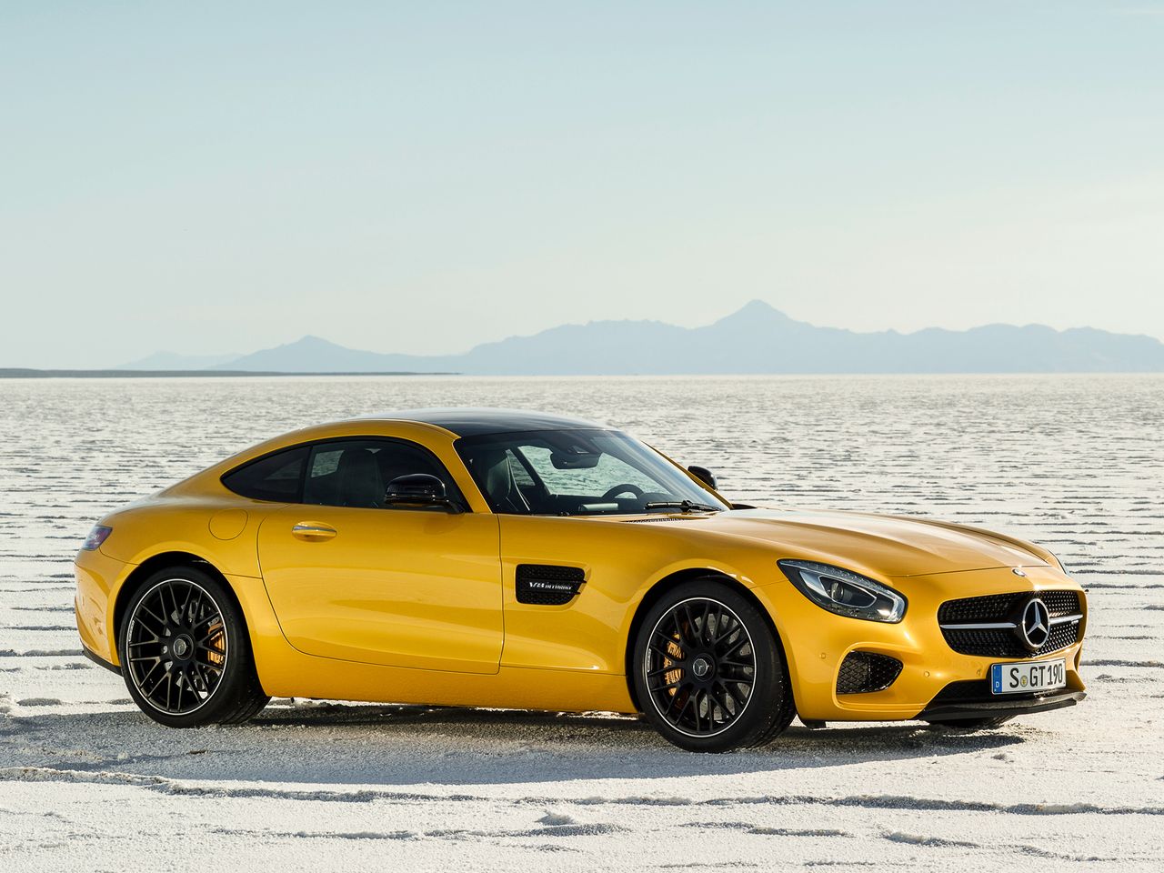 Mercedes wyróżnia się w całej trójce napędem wyłącznie na tylną oś. AMG GT S nie przeszkadza to osiągać pierwszą setkę szybciej, niż w przypadku Jaguara. Musimy za to jednak zapłacić nieco więcej niż w brytyjskim salonie.