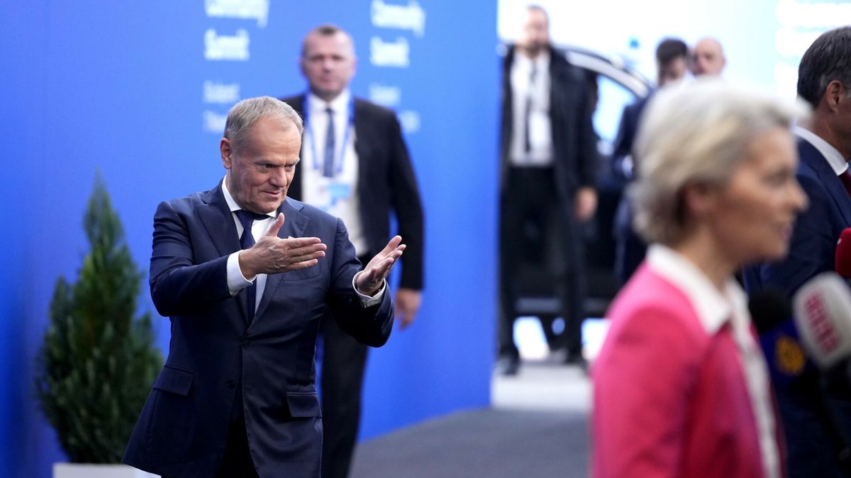 Premier Tusk na Szczycie Europejskiej Wsp�lnoty Politycznej w BudapeszciePoland's Prime Minister Donald Tusk, left, gestures toward European Commission President Ursula von der Leyen as he arrives for the European Political Community (EPC) Summit at the Puskas Arena in Budapest, Hungary, Thursday, Nov. 7, 2024. (AP Photo/Petr Josek)Petr Josek