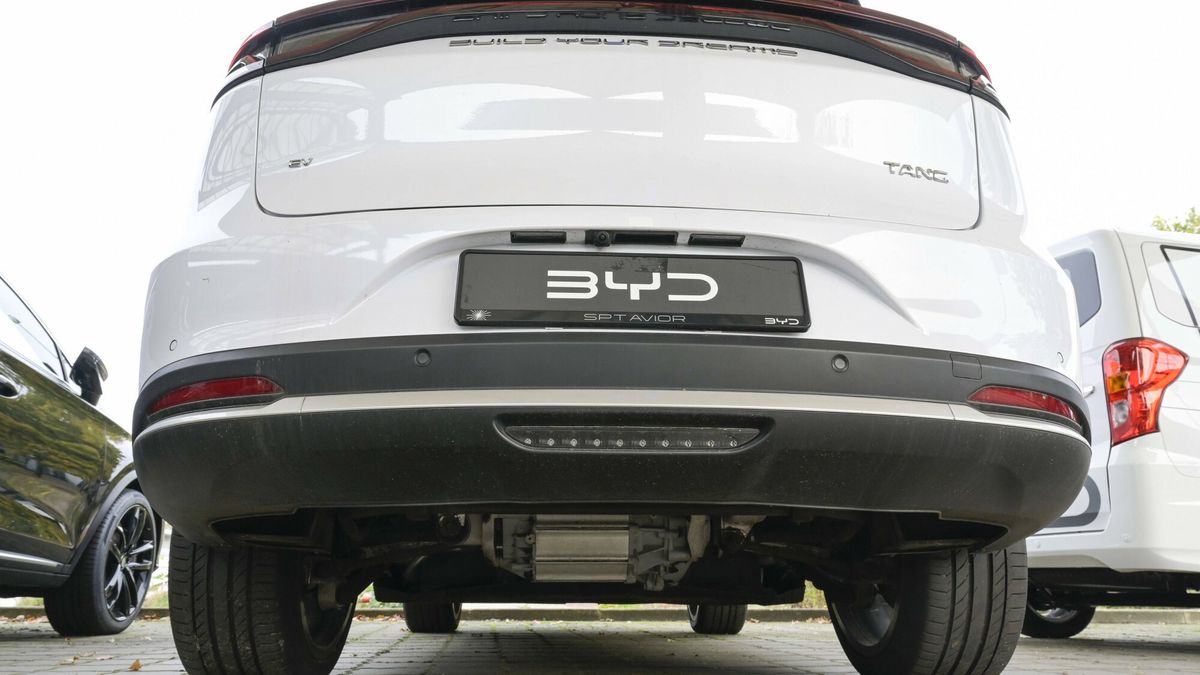 Niewolnicze warunki pracy przy budowie fabryki chińskiego BYD