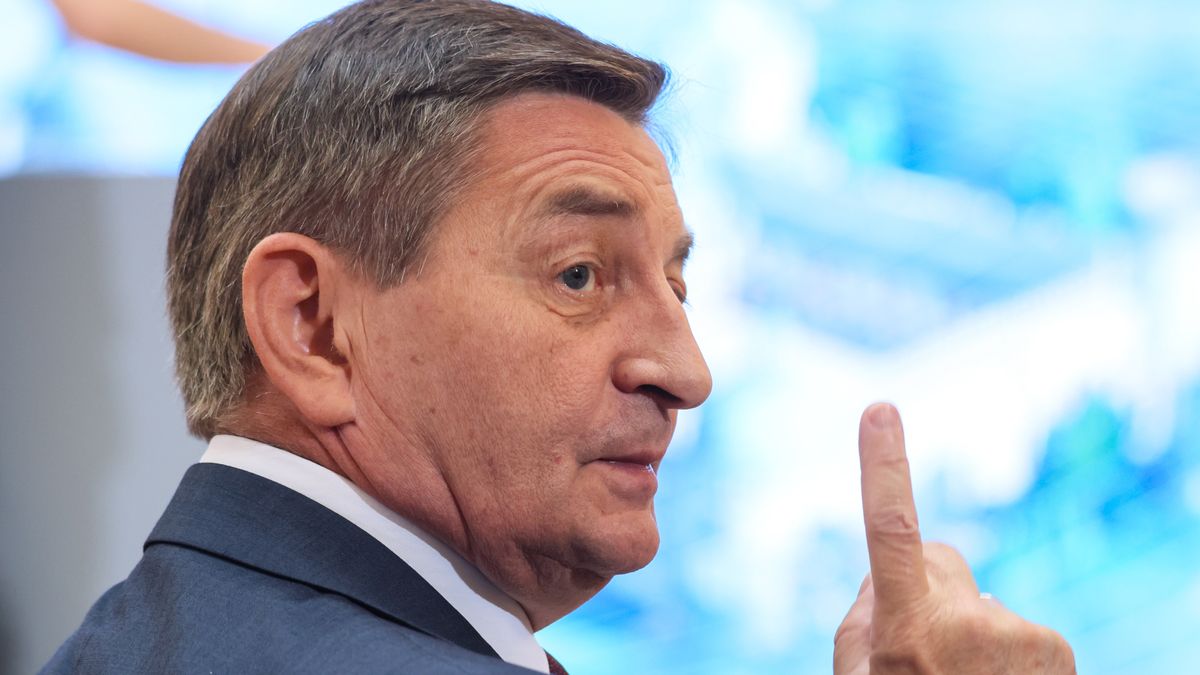 Warszawa, 10.10.2023. Szef Kancelarii Prezesa Rady Ministrów Marek Kuchciński podczas uroczystego podpisania listu intencyjnego ws. współpracy przy utworzeniu nowych oddziałów Muzeum Narodowego Ziemi Przemyskiej w Przemyślu, 10 bm. w siedzibie KPRM w Warszawie. (amb) PAP/Leszek Szymański