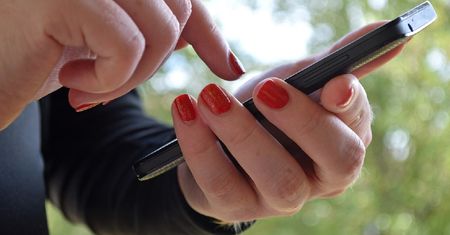 SMS-y od Ministerstwa Zdrowia w sprawie szczepień na COVID-19? Tym razem to nie oszustwo