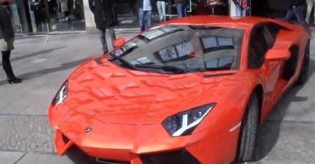 Lamborghini Aventador wprowadzane do salonu [wideo]