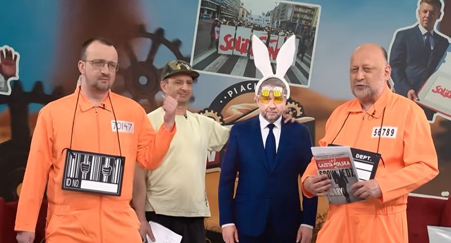 W Republice prowadzący jako Zorro i więźniowie. W piosence "już pan Donald jest kaput"