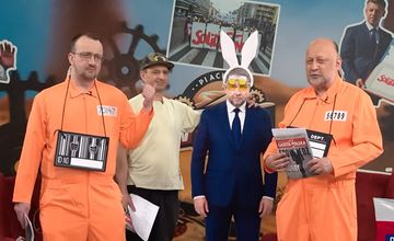 W Republice prowadzący jako Zorro i więźniowie. W piosence "już pan Donald jest kaput"