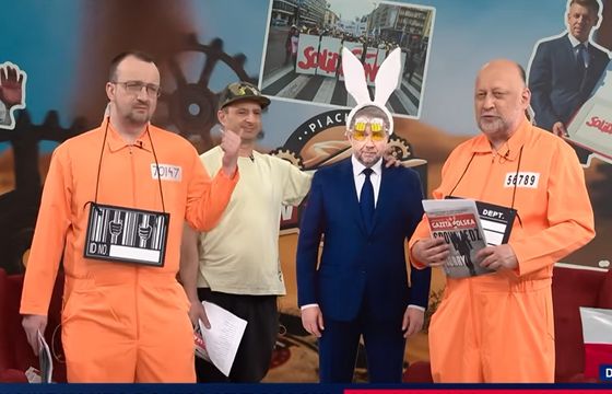 W Republice prowadzący jako Zorro i więźniowie. W piosence "już pan Donald jest kaput"