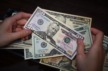 Co ze złotym po atakach na Bliskim Wschodzie? Emocje już nie sięgają zenitu, ale dolar wciąż mocny