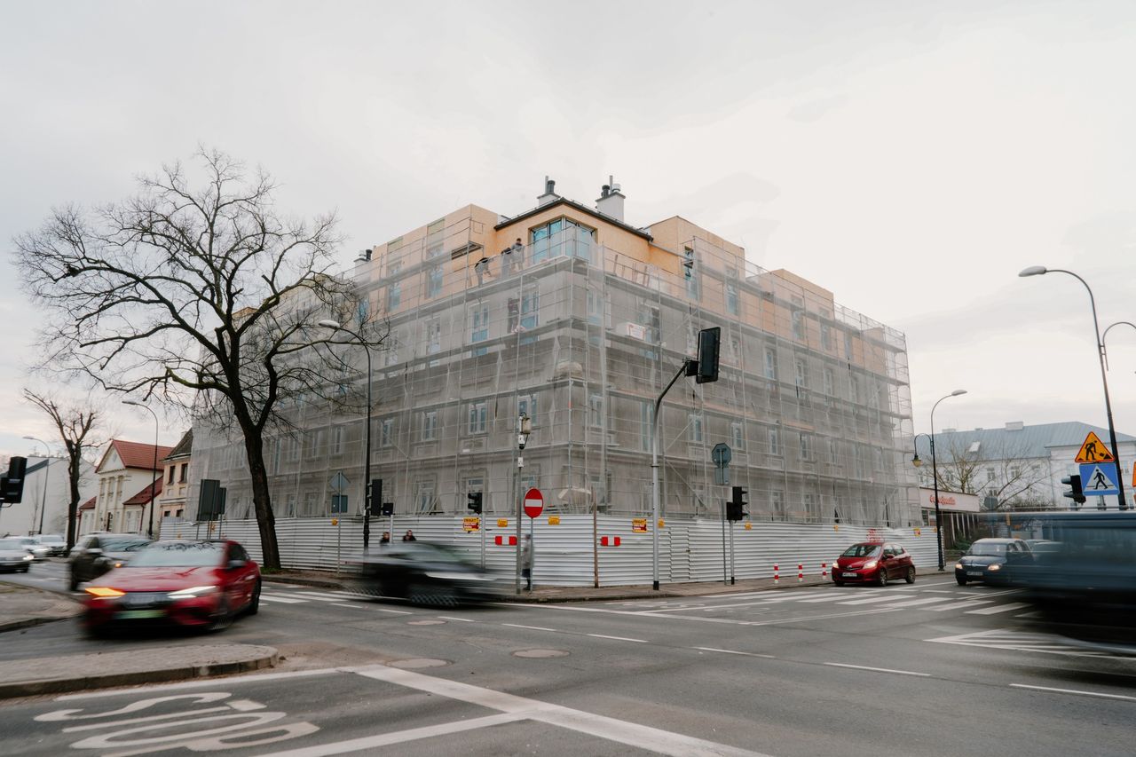 Kamienica przy ul. 1 Maja i Sienkiewicza z kompletną bryłą. Inwestycja mieszkaniowa nabiera tempa!