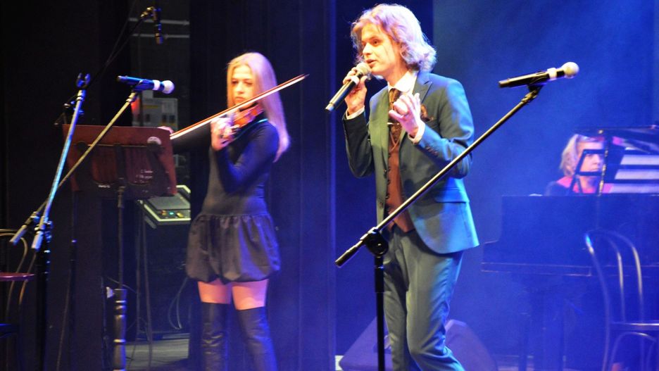Jakub Wężyk i Maria Walczak podczas koncertu &#34;Nie ma jak u mamy&#34; w Skarżysku - Kamiennej.