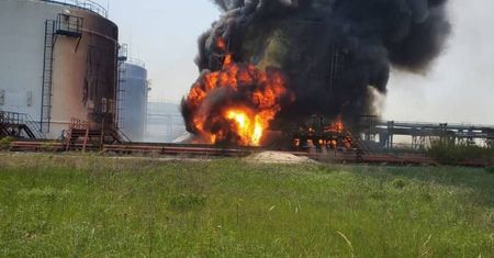 Płonie rafineria w Lisiczańsku. "Groźba wybuchu"