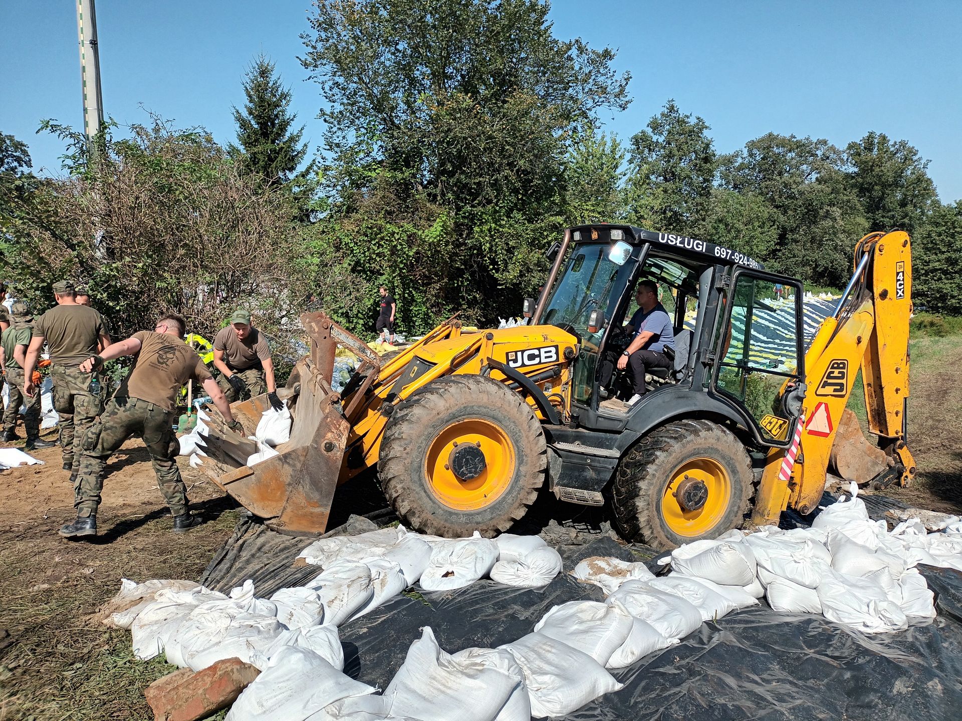 Żołnierze budowali wał na Marszowicach