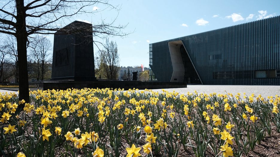 Warszawa. Rondo znajduje się w sąsiedztwie Muzeum Historii Żydów Polskich POLIN
