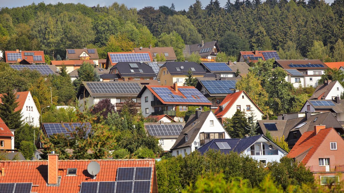 Sonnenenergie, PV, Photovoltaik, Solarthermie, Energie, regenerativ, erneuerbare Energie, Energien, Solar, Sonne, Dach, Dächer, Module, Elektrizität, Stromversorgung, Energieversorgung, Zukunft, Haus, Häuser, Siedlung, Wald, CO2, Solaranlage, Solarstrom, Solarmontage, Umweltschutz, Solarzelle, Verbund, speichern, Sonnenschein, Paneele, Wasser, Wärme, sonnig, Umwelt, alternative Energie, Solartechnik, Stromerzeuger, Energiegewinnung, Kollektoren, Subvention, nachhaltig, Fotovoltaik, Hausdach, Klimaschutz, Klimawandel