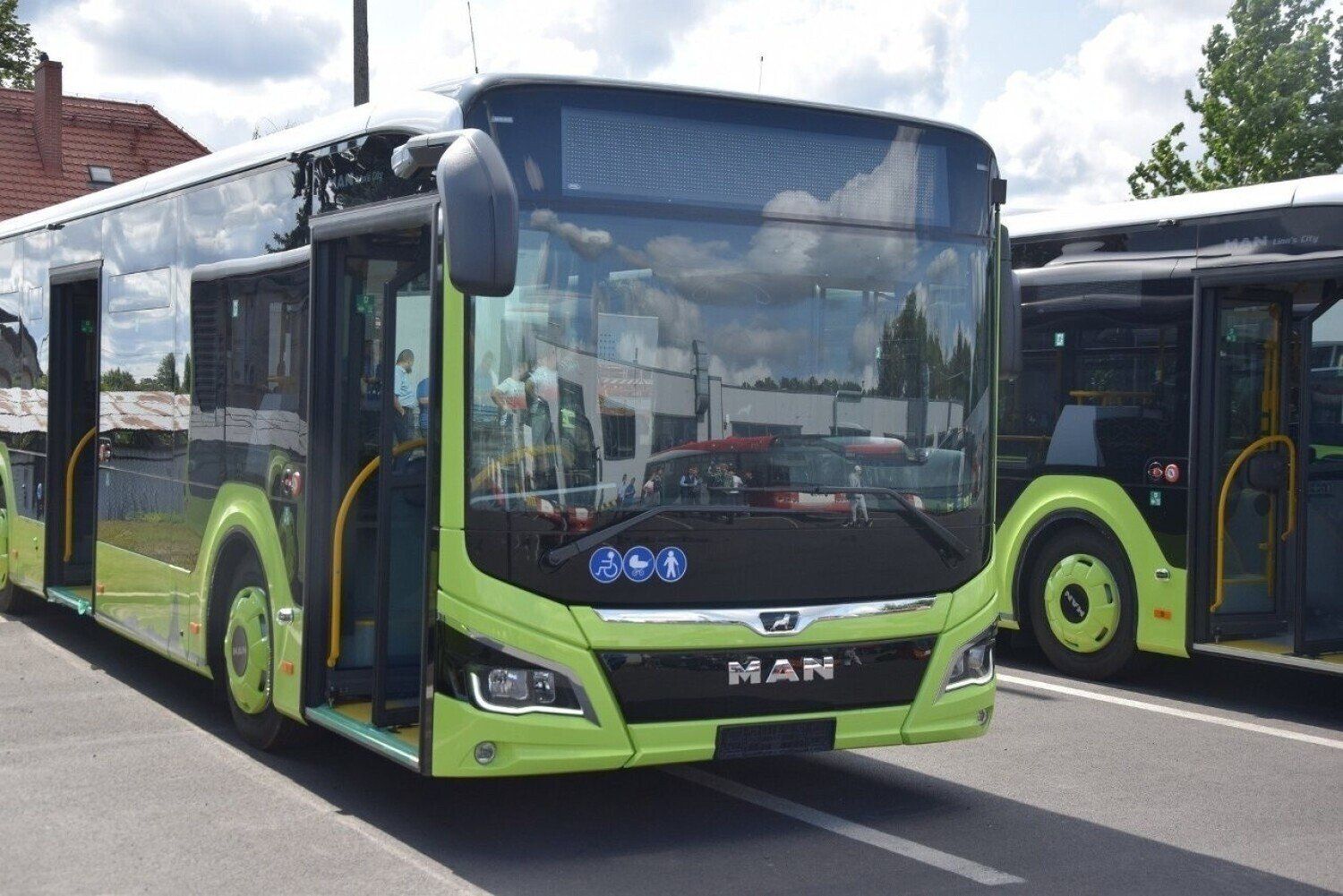 W bazie Miejskiego Zakładu Komunikacji jest osiemdziesiąt autobusów do codziennej obsługi pasażerów.