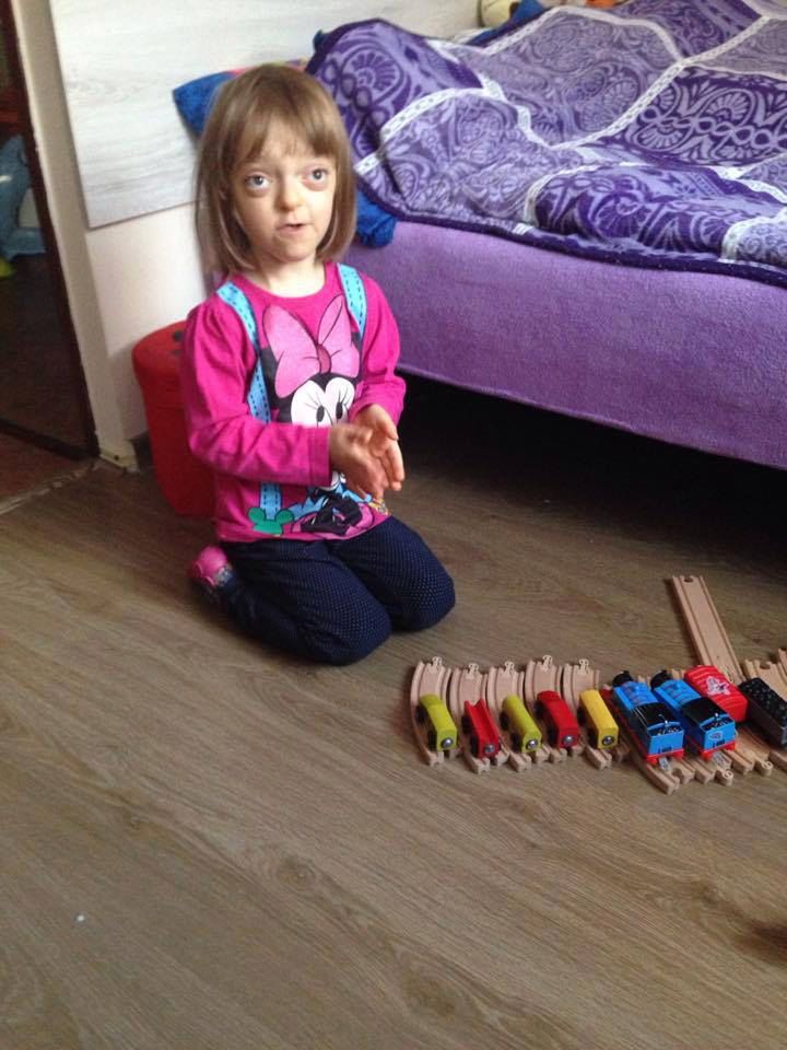 Czterolatka musiała oddać większość swoich zabawek, ponieważ nie miała gdzie ich trzymać