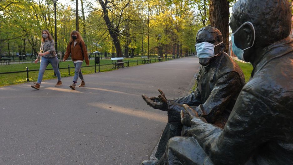Należy pamiętać też, że do zakrycia nosa i ust nie trzeba używać specjalistycznych maseczek