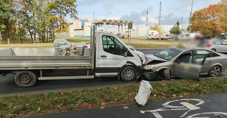 Poważny wypadek na ul. Łukasiewicza w Płocku. Taksówkarz stracił przytomność za kierownicą