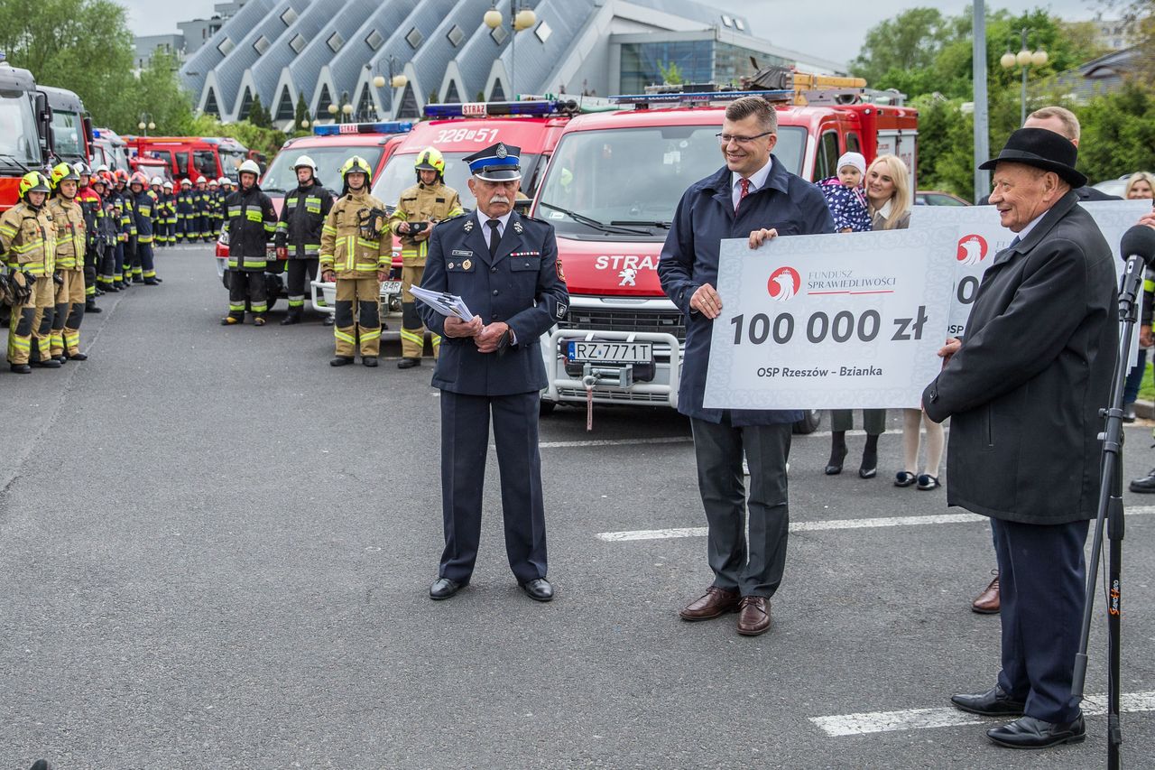 Do przekazania pieniędzy jednostkom OSP w Rzeszowie przez Marcina Warchoła doszło w połowie maja br.