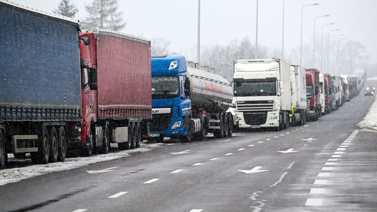 ci�ar�wkiDarek Delmanowiczgranica, kolejki, medka medyce, ruch, ci�ar�wki, kolejka, oczekiwanie, polsko-ukrai�ska, protest, przewo�nicy, samochody ci�arowe, tir, tiry, transport drogowy, Unii Europejskiej, wschodnia
