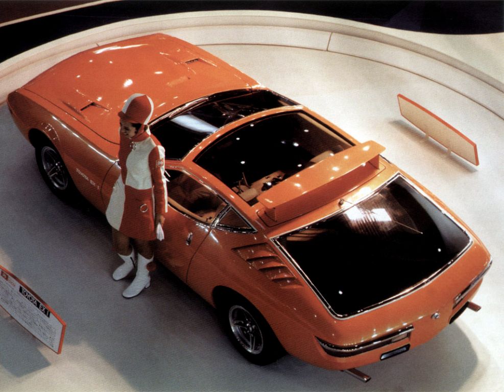 Właściwie to wszystko zaczęło się od tego konceptu. Toyota miała już sportowy model 2000 GT, ale nie był to samochód praktyczny. Nie jest żadną tajemnicą, że Toyota wzorowała się na ówczesnych "pony cars", czyli sportowych samochodach na co dzień. Zaprezentowano zatem w 1969 roku wizję takiego auta o nazwie EX-I Concept. To był początek Celiki.
