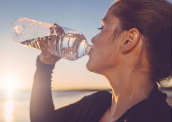 Jaką wodę pić latem? Nie dla każdego wskazana jest ta sama 