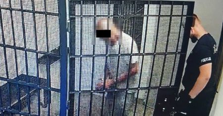 Zaatakował policjantów. Rzucał nożem, siekierą i maczetą