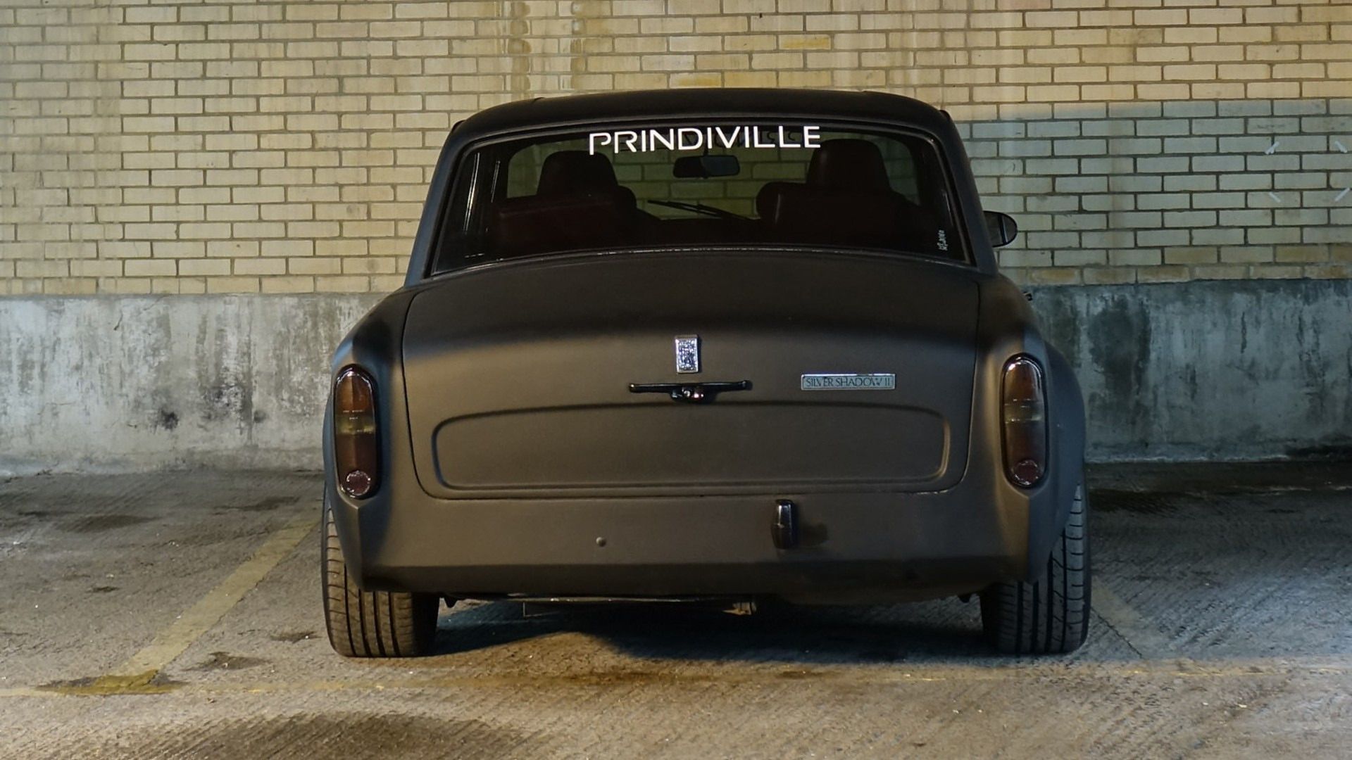 Natomiast mechanicznie samochód ma to, co mieć powinien. Wzmocniony, oryginalny motor, zmodyfikowaną skrzynię biegów, zespawany tylny dyferencjał oraz hydrauliczny hamulec ręczny. To m.in. przez te modyfikacje auto wyceniono na 99 995 tys. funtów, co w przeliczeniu na naszą walutę daje około 500 tys. zł. Auto można kupić u brytyjskiego dilera luksusowych, egzotycznych samochodów Prindiville i nie jest to jedyny Rolls-Royce w ich ofercie. Za to jedyny taki.