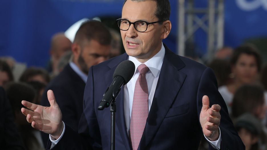 Tarczyn, 07.08.2023. Premier Mateusz Morawiecki podczas spotkania prezydenta RP Andrzeja Dudy z rodzinami w Tarczynie, 7 bm. Podczas wydarzenia prezydent podpisał ustawę o zmianie ustawy o pomocy państwa w wychowywaniu dzieci, czyli nowelizację ustawy podwyższającą świadczenie 500 plus do 800 zł. (amb) PAP/Paweł Supernak