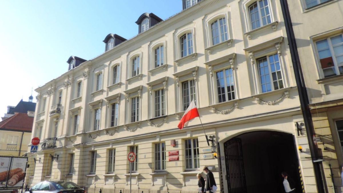 Korzystając z uprzejmości gospodarza tego gmachu przy ul. Senatorskiej w Warszawie oszuści przez trzy lata podszywali się pod służby