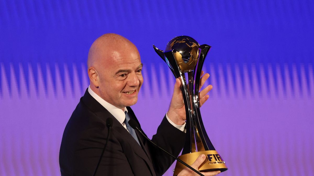 JEDDAH, SAUDI ARABIA - SEPTEMBER 05: FIFA President, Gianni Infantino raises the FIFA Club World Cup trophy during the FIFA Club World Cup Draw at Park Hyatt Jeddah on September 05, 2023 in Jeddah, Saudi Arabia. (Photo by Yasser Bakhsh - FIFA/FIFA via Getty Images)