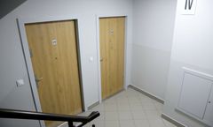 Policjanci zapukali do drzwi. Otworzył mężczyzna z maczetą w rękach