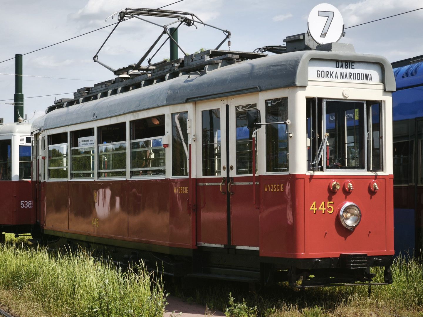 Warszawska, zabytkowa &#34;Berlinika&#34; w całej okazałości! Wagon, który trafił do Krakowa pochodzi z 1940 roku. W niedzielę, 22 czerwca 2025 roku, jeździł po Krakowie na specjalnej linii nr 7, łączącej pętlę Górka Narodowa i Dąbie.