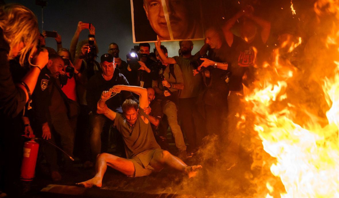 Antyrządowa manifestacja w Tel Awiwie. Protestujący domagali się m.in uwolnienia zakładników przetrzymywanych przez Hamas i ustąpienia Benjamina Netanjahu