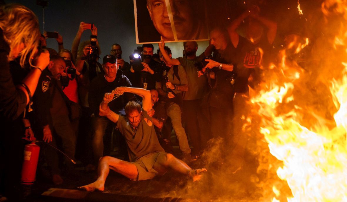 Antyrządowa demonstracja w Tel Awiwie, 30 marca 2024 roku. Protestujący domagali się m.in uwolnienia zakładników przetrzymywanych przez Hamas i ustąpienia Benjamina Netanjahu