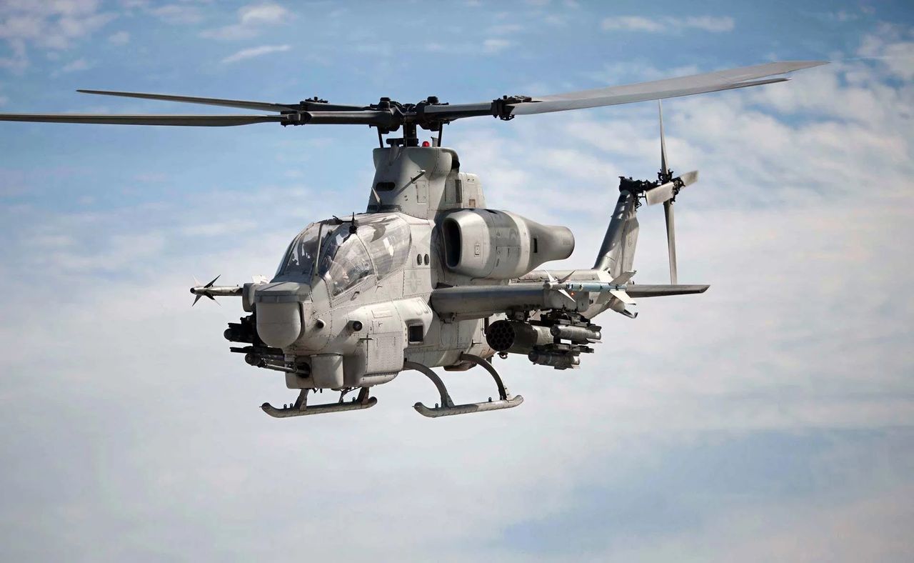 Śmigłowiec AH-1Z Viper. Na końcówkach skrzydeł widoczne pociski Sidewinder