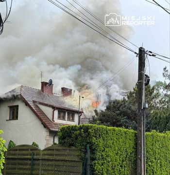 Pożar domu jednorodzinnego w Brwinowie. Całe poddasze objęte ogniem