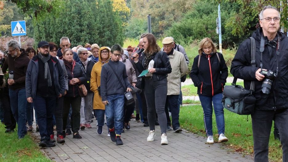 Wyruszyli na spacer, by poznać tajemnice szkoły w \"zielonym  trójkącie\" (Piotr Florek lca.pl)
