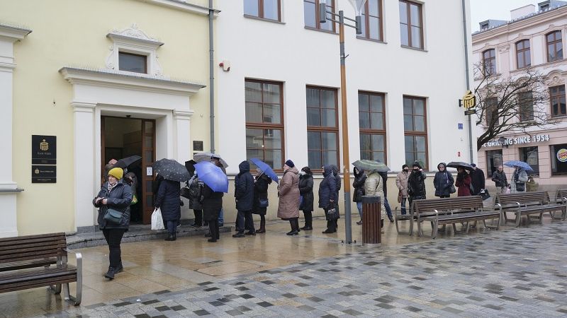 Kolejka klientów przed bankiem PKO przy Krakowskim Przedmieściu