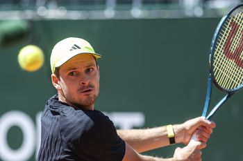 Hubert Hurkacz uległ Novakovi Djokoviciowi. O włos od sukcesu w Genewie