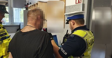 Pabianice: Pijany przybysz z Ukrainy jeździł autem po mieście i ukradł w sklepie dwie butelki wódki. Jak został zatrzymany?