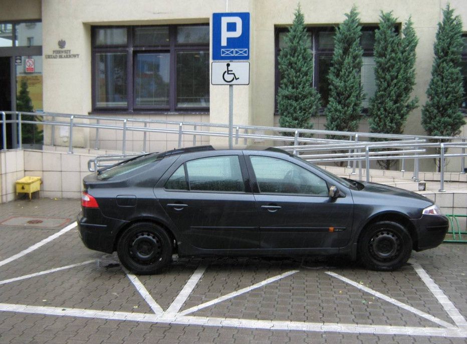 Nieprawidłowe parkowanie - zdjęcie ilustracyjne