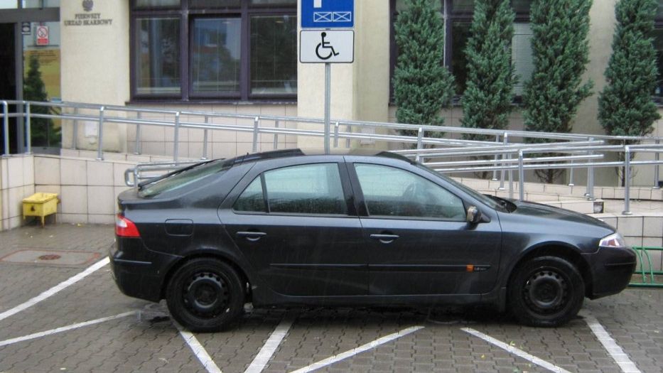 Nieprawidłowe parkowanie - zdjęcie ilustracyjne