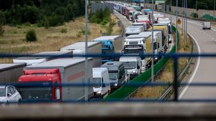 Łódź: Korek pod estakadą. Rozbity tramwaj i autobus blokują drogę. Omijajcie to miejsce