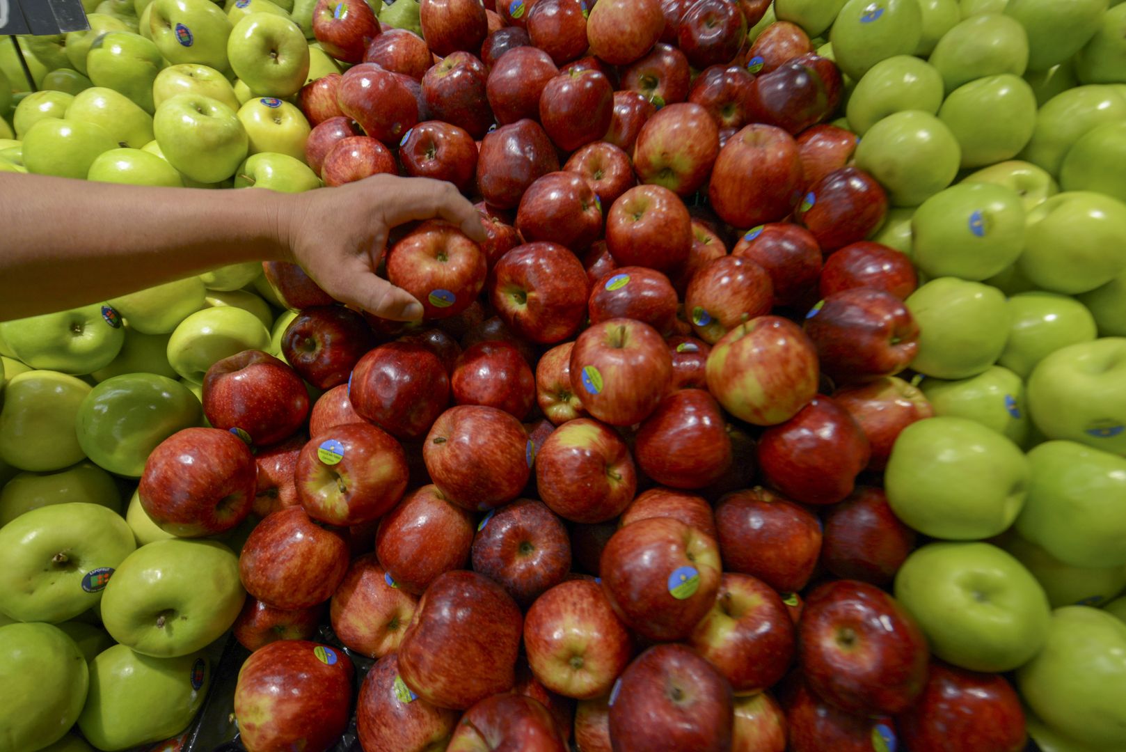 Kupujesz jabłka w supermarkecie? Sprawdź, dlaczego nie powinieneś