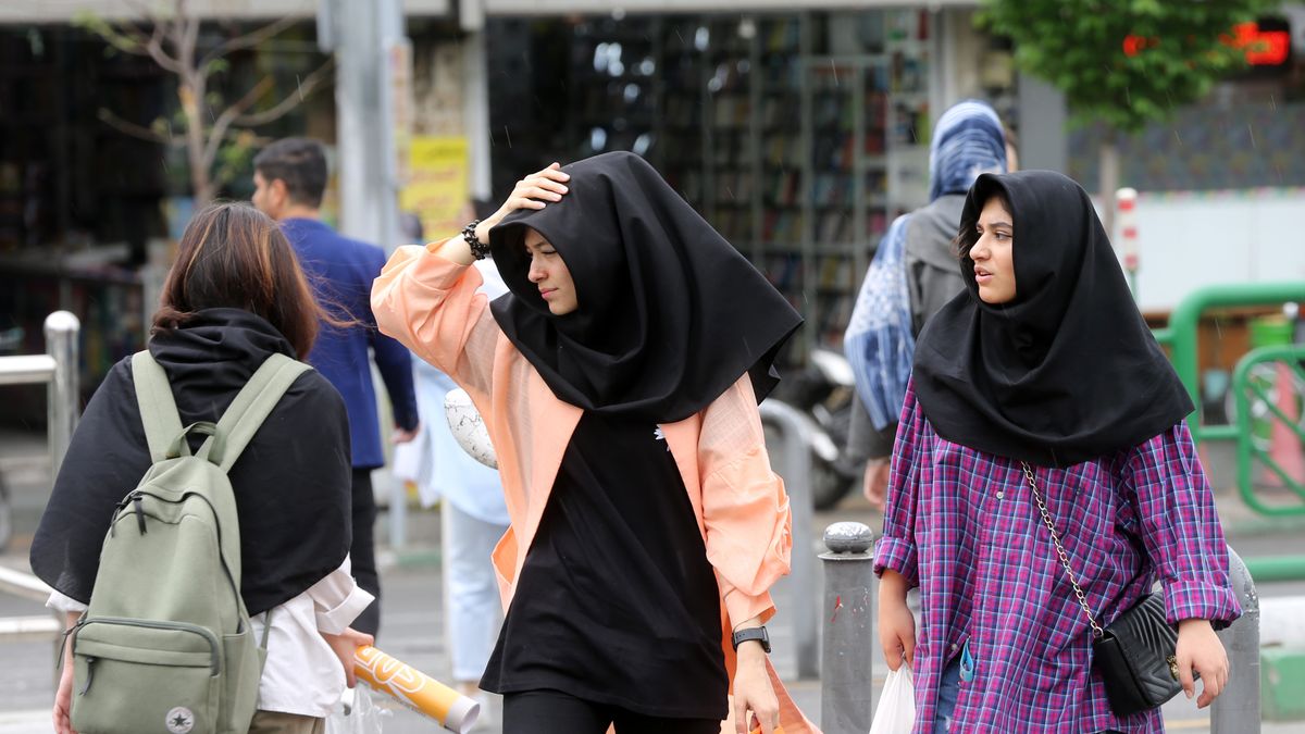 Władze zamykają firmy za brak hidżabu. Dziesiątki tysięcy Irańczyków tracą pracę