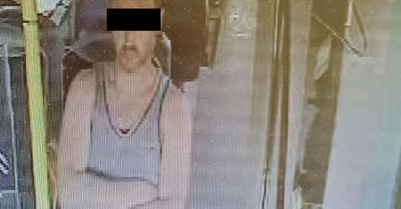 51-latek obmacywał kobiety w autobusie i na ulicy. Udawał też policjanta, legitymował mieszkanki