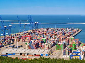 "Pionierski rejs" przez Arktykę. Kontenerowiec z Chin wpłynął do Gdańska